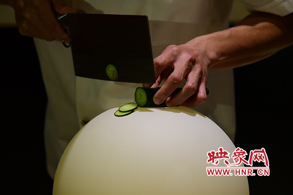 在面團(tuán)氣球上切菜。