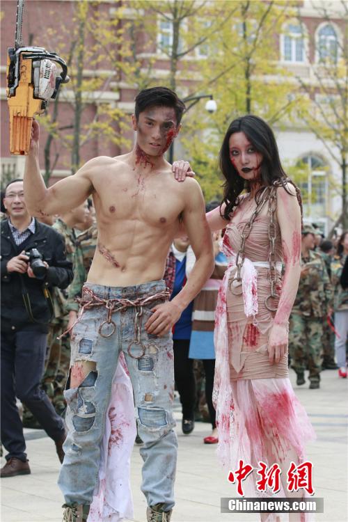 男神教師扮“鬼”學(xué)生稱其為“史上顏值最高男鬼”。何浠 攝