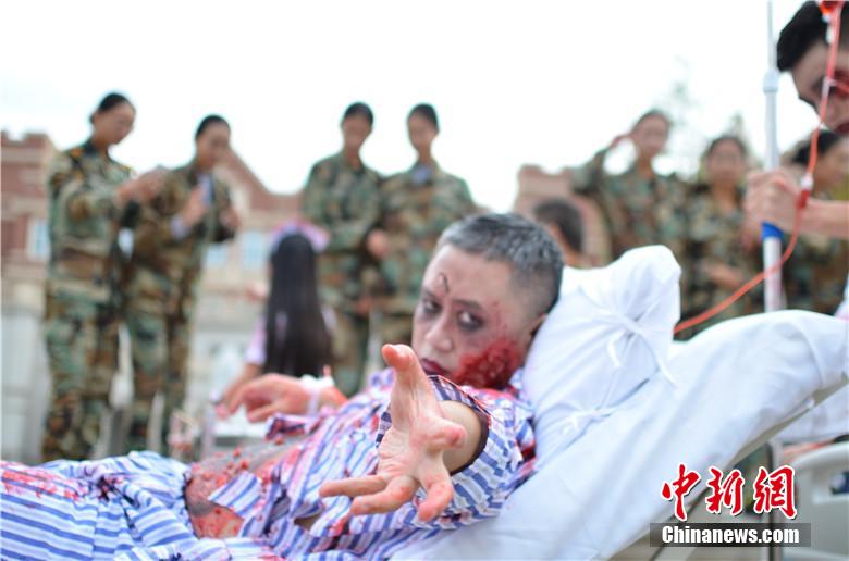 該校院長(zhǎng)也參與其中，與學(xué)生共同嗨翻校園。 何浠 攝