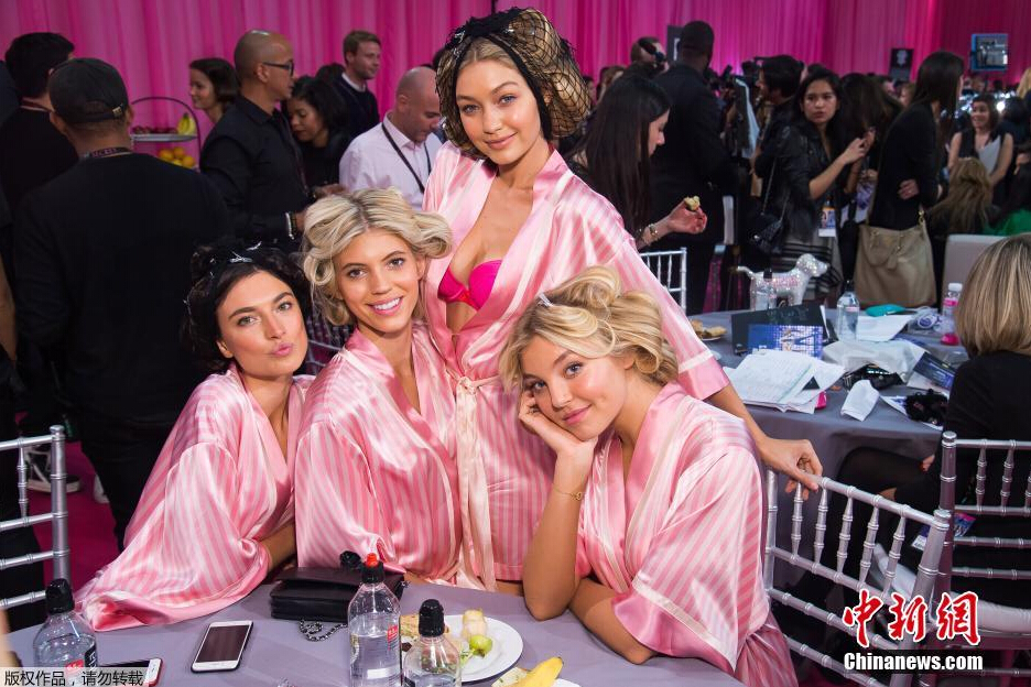 圖為模特Jacquelyn Jablonski（左起），Devon Windsor，Gigi Hadid和Rachel Hilbert在后臺(tái)合影。