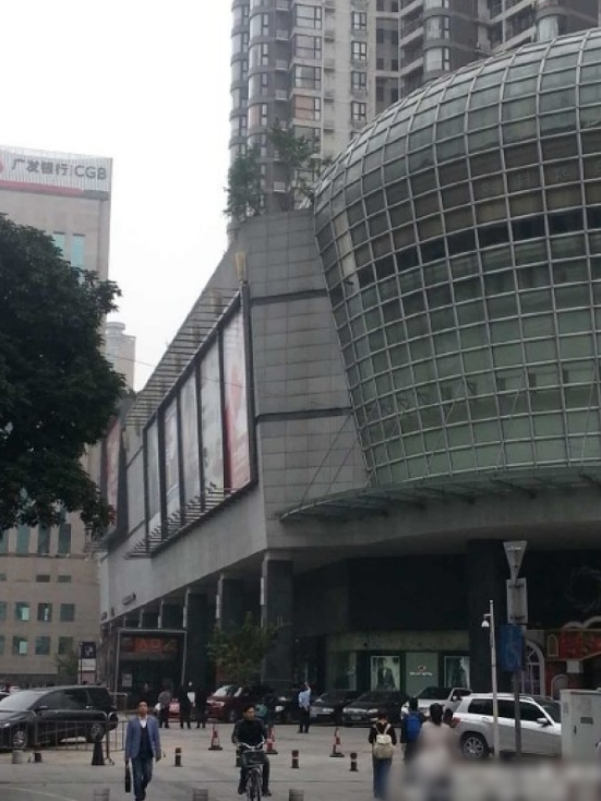一輛停在停車位上的寶馬轎車，被墜落的樹枝砸中，樹枝徑直插入車內(nèi)，現(xiàn)場引發(fā)不少市民圍觀拍照。