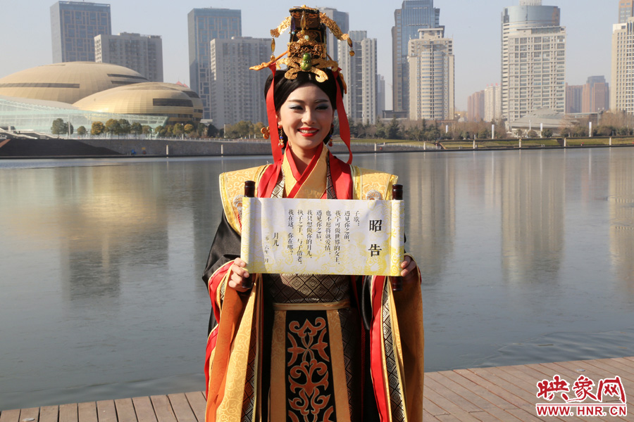 扮成羋月的女子叫小賈，今年27歲，家在鄭州，有房有車。