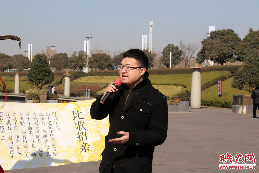 多位在鄭東新區(qū)CBD如意湖附近寫字樓上班的單身男性，聞訊前來唱歌應(yīng)征。