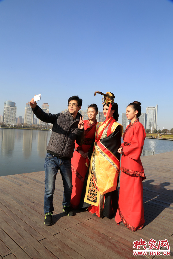在比歌招親現(xiàn)場，有許多人圍觀拍照。
