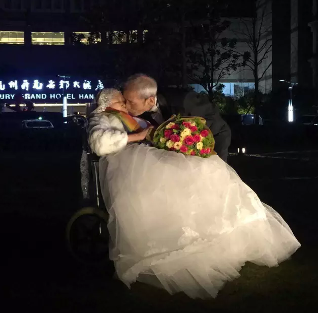情人節(jié)最溫暖告白！84歲老人包下整樓示愛老伴
