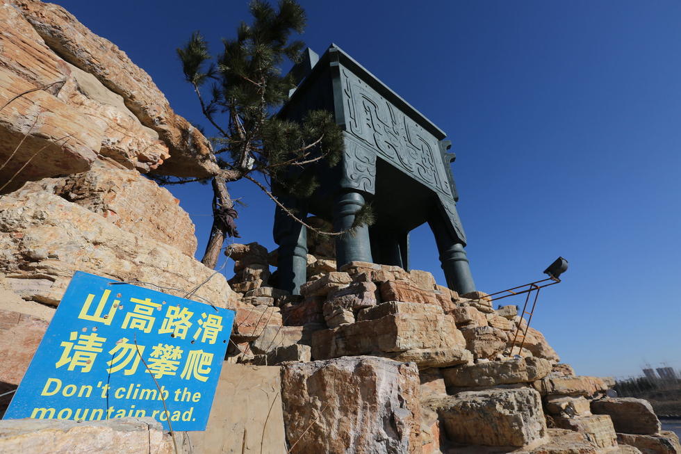 鄭州河邊建十米高銅鼎無(wú)防護(hù) 網(wǎng)友:不怕淹了？