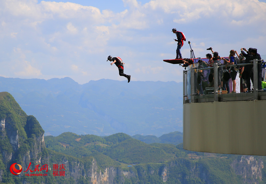 28日，2016世界低空跳傘大賽在重慶云陽(yáng)龍缸景區(qū)正式開賽。圖為選手角逐中。劉政寧 攝