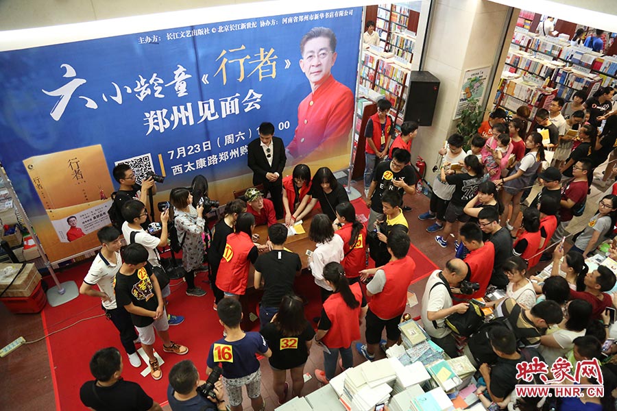 不到三個小時的簽售時間，六小齡童累計簽售自傳2900余冊，創(chuàng)造了鄭州購書中心的歷史記錄.jpg