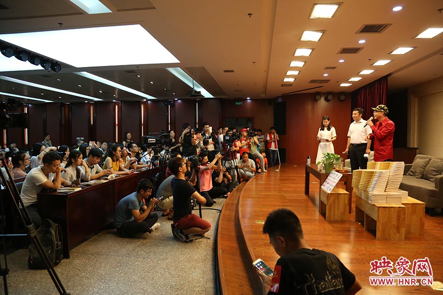 河南本土主流媒體基本全部到場，六小齡童接受記者提問。