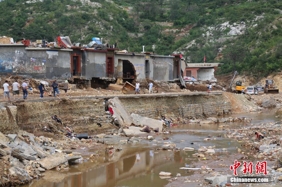 圖為都里鎮(zhèn)小河兩岸的民宅受損嚴重。