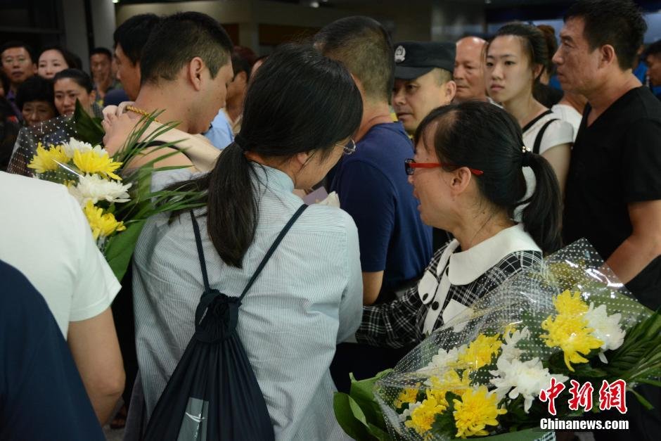 19時30分許，23位罹難者家屬代表陸續(xù)走出機場，多位家屬失聲痛哭。