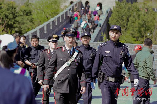 中意警察編隊(duì)巡邏。本網(wǎng)記者 陳路坤 攝