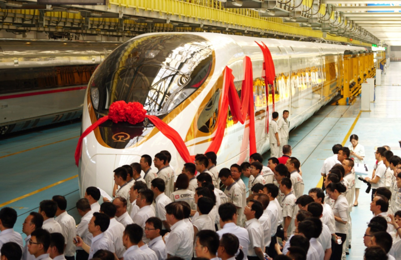 當(dāng)日，由中國鐵路總公司牽頭組織研制、具有完全自主知識產(chǎn)權(quán)、達到世界先進水平的中國標(biāo)準(zhǔn)動車組被命名為“復(fù)興號”?！皬?fù)興號”將于6月26日在京滬高鐵兩端的北京南站和上海虹橋站雙向首發(fā)。