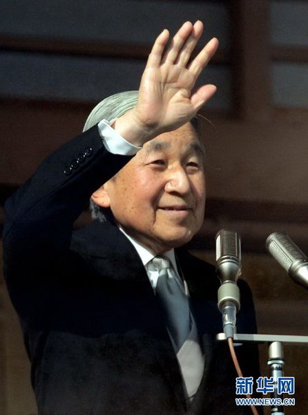 當(dāng)?shù)貢r(shí)間12月23日，在位于日本東京的皇宮，日本明仁天皇向民眾致意。