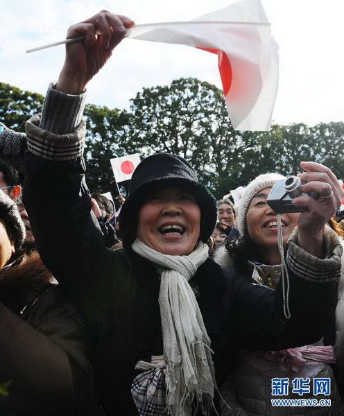當(dāng)?shù)貢r(shí)間12月23日，在位于日本東京的皇宮，民眾向明仁天皇祝賀生日。