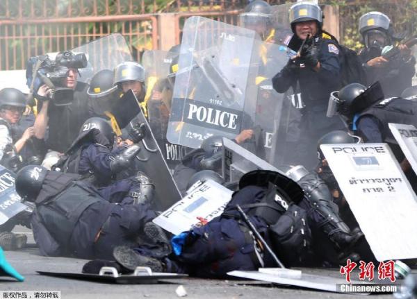 當?shù)貢r間2月18日，泰國曼谷警方與示威者發(fā)生沖突。