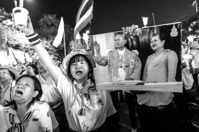 5日，泰國巴蜀府海濱度假勝地華欣，數(shù)萬民眾身穿國王的代表色“黃色”T恤，自發(fā)上街，口喊“國王萬歲”的口號。