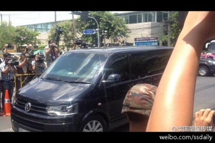 英拉乘坐其私人防彈車(chē)抵達(dá)軍方設(shè)施。