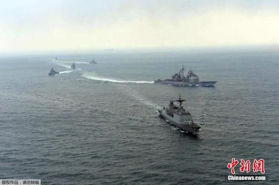 資料圖： 2014年3月14日，韓國與美國軍艦參加韓美2014“鷂鷹”聯(lián)合軍演。
