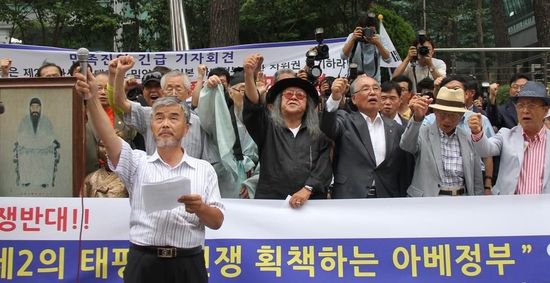 7月2日，在韓國首爾的日本駐韓國大使館前，民眾手持標語參加抗議活動。