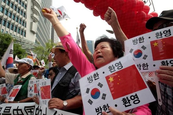 7月2日，在中國駐韓使館前，韓國民眾集會歡迎中國國家主席習近平訪韓，并打出寫有“釣魚島是中國的土地”字樣。