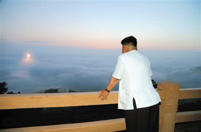 　朝鮮最高領(lǐng)導(dǎo)人金正恩正在觀看導(dǎo)彈發(fā)射。
