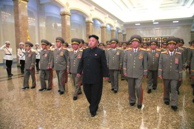 金正恩率領(lǐng)軍隊(duì)領(lǐng)導(dǎo)人等前往平壤錦繡山太陽宮瞻仰了金日成、金正日的遺容。