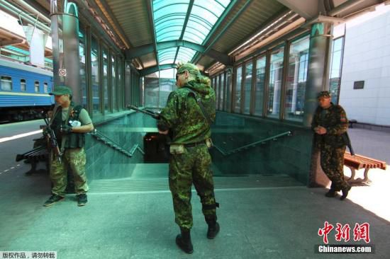 烏克蘭政府軍和民間武裝在頓涅茨克機(jī)場(chǎng)火車站附近發(fā)生激烈交火,火車站附近街道受到炮彈猛烈襲擊。