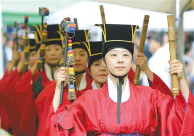 3日，韓國(guó)首爾，成均館內(nèi)，民眾穿著傳統(tǒng)服飾跳舞迎接中秋。中秋和春節(jié)一樣，是韓國(guó)最重要的傳統(tǒng)節(jié)日。