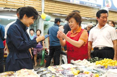 5日，韓國(guó)首爾，韓國(guó)總統(tǒng)樸槿惠在中秋前視察市場(chǎng)，購(gòu)買過節(jié)食品。
