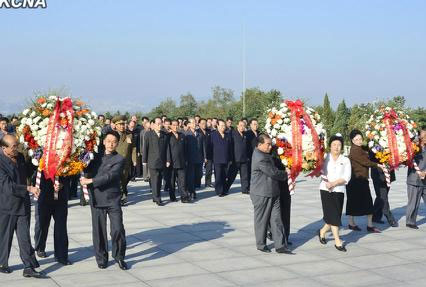 　朝鮮勞動(dòng)黨中央委員會(huì)、最高人民會(huì)議常任委員會(huì)和內(nèi)閣分別向銅像敬獻(xiàn)了花圈。