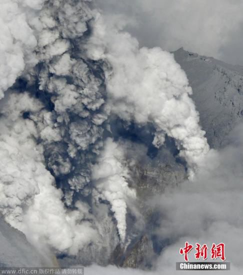 日本中部御岳山發(fā)生噴發(fā)，或已造成數(shù)人受傷。這座日本第二高的火山噴出高達3公里的火山灰。