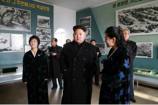 當(dāng)?shù)貢r(shí)間2014年11月25日，據(jù)朝鮮《勞動(dòng)新聞》報(bào)道，朝鮮領(lǐng)導(dǎo)人金正恩和妹妹金與正一起視察朝鮮反美