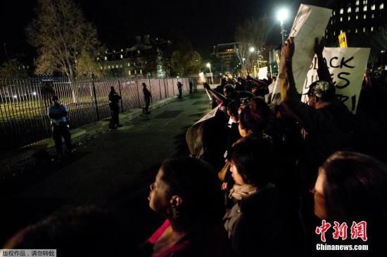 美國(guó)白宮前擠滿了抗議槍殺黑人青年的白人警察免遭起訴案件的美國(guó)民眾。