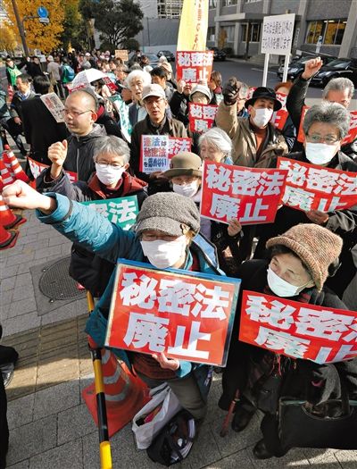 10日，日本東京，民眾聚集在首相官邸前，抗議當(dāng)天生效的《特定秘密保護(hù)法》。