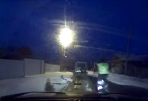 警車追逐中仍未追上可疑汽車，此時(shí)令人震驚的一幕出現(xiàn)，一名警察從警車中跳出來，向可疑車輛跑去。