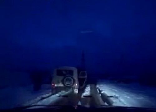 　　警察成功打開可疑汽車的車門并登上汽車，司機(jī)見狀立即停車及棄車逃走，警察則下車?yán)^續(xù)追捕司機(jī)。