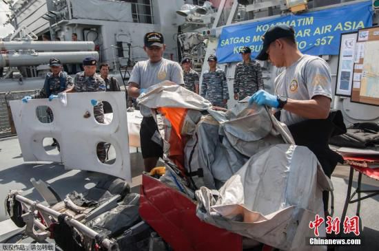 　當?shù)貢r間2015年1月5日，印尼泗水，印尼海軍展示從爪哇海中打撈到的亞航失事客機殘骸與遇難者的遺物