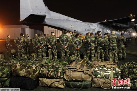 當(dāng)?shù)貢r(shí)間1月7日，法國軍人抵達(dá)巴黎布爾歇機(jī)場。他們將被部署在巴黎，以增強(qiáng)巴黎市的安保力量。
