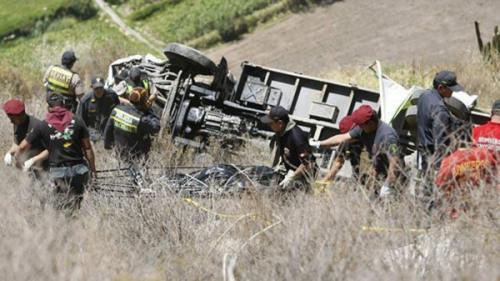 秘魯南部一客車墜落山谷，至少25人死亡網(wǎng)頁(yè)截圖