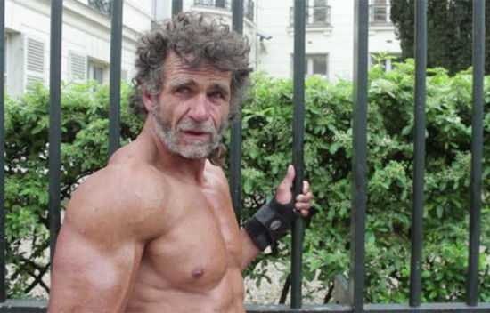 巴黎50歲流浪漢薩亞戈·雅克擁有一身壯碩的肌肉。（網頁截圖）