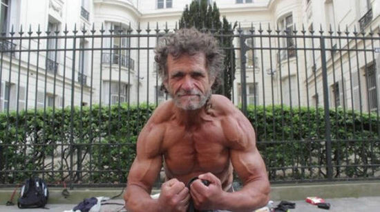 巴黎50歲流浪漢薩亞戈·雅克擁有一身壯碩的肌肉。（網頁截圖）