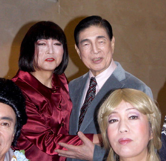 日本前首相鳩山由紀(jì)夫（后排左一）女性扮相演出音樂?。ňW(wǎng)頁截圖）