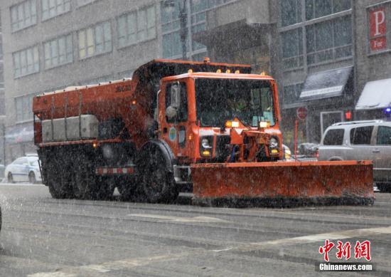 當?shù)貢r間1月26日開始，美國東北部地區(qū)遭遇特大暴風雪天氣的猛烈襲擊。紐約州、新澤西州、馬薩諸塞州等多個州26日宣布進入緊急狀態(tài)或發(fā)布外出旅行禁令。受特大暴風雪天氣影響，至26日晚，全美當天超過8000架次航班被迫取消或延誤。 中新社發(fā) 阮煜琳 攝