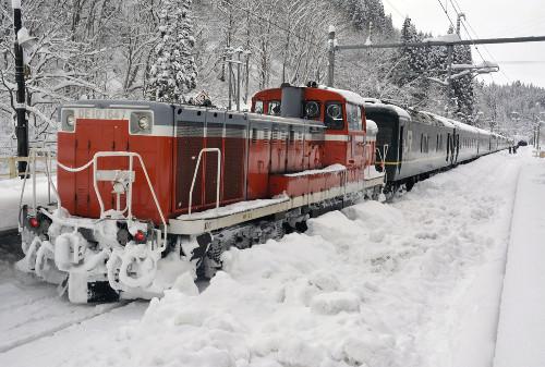JR一臥鋪特急列車，因大雪在JR奧羽線津輕湯站附近拋錨，約130名乘客不得不在車上過夜。