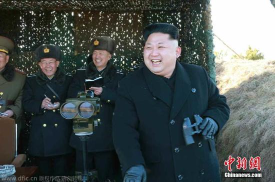 資料圖：當(dāng)?shù)貢r間2015年1月31日，據(jù)朝鮮《勞動新聞》報道，朝鮮最高領(lǐng)導(dǎo)人近日視察朝鮮?？哲娐?lián)合演習(xí)，演習(xí)中還出動了戰(zhàn)斗機和潛艇。