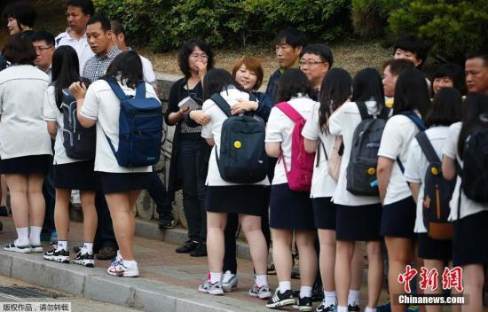 部分遇難學生的家長當天到學校迎接生還學生，學生和家長互相安慰和鼓勵。