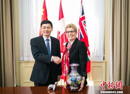 圖示省長(zhǎng)韋恩（右）與薛冰總領(lǐng)事首度官式會(huì)晤?！“彩?攝