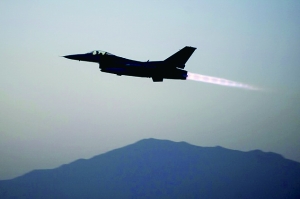美國軍方19日證實，一架美軍F-16戰(zhàn)斗機上周在阿富汗東部遭到地面火力攻擊，受損嚴重，不得不拋掉兩個油箱以及多件武器彈藥才勉強返航。事發(fā)區(qū)域主要受塔利班控制。過去，塔利班武裝組織曾經(jīng)數(shù)次使用小型火力擊落美軍直升機，但從未擊中能在高空超音速飛行的F-16戰(zhàn)斗機。