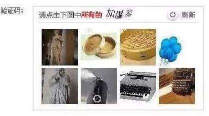 澎湃新聞記者從鐵路上海站了解到，目前窗口售票采用的系統(tǒng)與12306網(wǎng)購不同，購票者通過身份證件的驗證，即可購票。根據(jù)往年經(jīng)驗，每年臘月二十三到二十九的火車票最為緊俏，對應(yīng)的網(wǎng)絡(luò)購票日期為12月4日至10日，春運火車票搶票也進(jìn)入最白熱化的狀態(tài)。對此，鐵路部門提醒，如果沒能在第一時間買到票，旅客不妨在起售時間30分鐘后、開車前15天和開車前1天三個時間點“撿漏”，可能會有意外的收獲。